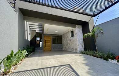 Imagem: A casa possui 3 Dormitórios, 1 Suíte, 3 Banheiros, 2 Vagas