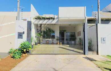 Imagem: A casa possui 3 Dormitórios, 1 Suíte, 2 Banheiros, 2 Vagas