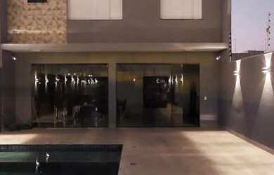 Imagem: A casa possui 3 Dormitórios, 3 Suítes, 4 Banheiros, 2 Vagas