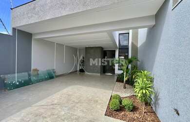 Imagem: A casa possui 3 Dormitórios, 1 Suíte, 3 Banheiros, 2 Vagas