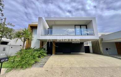 Imagem: A casa em condomínio possui 3 Dormitórios, 3 Suítes, 5 Banheiros