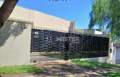 Imagem: A casa possui 3 Dormitórios, 1 Suíte, 2 Banheiros, 4 Vagas