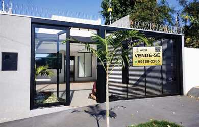 Imagem: A casa possui 3 Dormitórios, 1 Suíte, 2 Banheiros, 3 Vagas