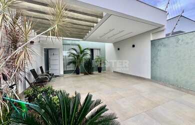 Imagem: A casa possui 3 Dormitórios, 1 Suíte, 3 Banheiros, 2 Vagas