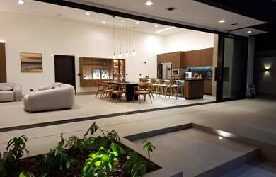 Imagem 3: Casa de Alto Padrão com Piscina Infinita no Condomínio Mirante do Rio...