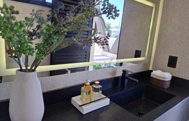 Imagem 4: Casa de Alto Padrão com Piscina Infinita no Condomínio Mirante do Rio...