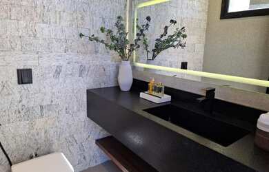 Imagem 10: Casa de Alto Padrão com Piscina Infinita no Condomínio Mirante do Rio...