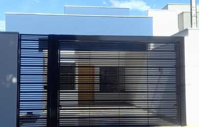 Imagem: A casa possui 3 Dormitórios, 1 Suíte, 2 Banheiros, 2 Vagas