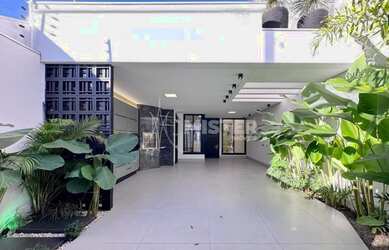 Imagem: A casa possui 4 Dormitórios, 2 Suítes, 4 Banheiros, 2 Vagas