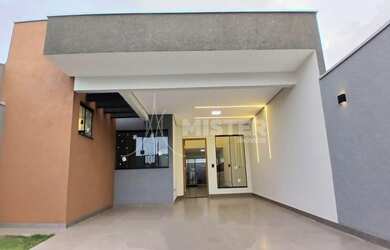 Imagem: A casa possui 3 Dormitórios, 1 Suíte, 2 Banheiros, 2 Vagas