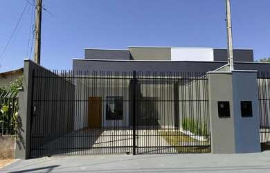 Imagem: A casa possui 3 Dormitórios, 1 Suíte, 2 Banheiros, 2 Vagas