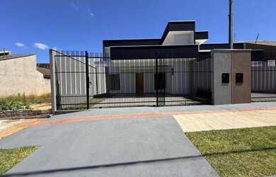 Imagem: A casa possui 3 Dormitórios, 2 Suítes, 2 Banheiros, 2 Vagas