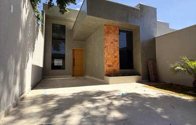 Imagem: A casa possui 2 Dormitórios, 1 Suíte, 2 Banheiros, 2 Vagas