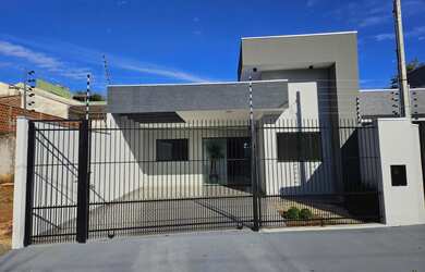 Imagem: A casa possui 3 Dormitórios, 1 Suíte, 2 Banheiros, 2 Vagas