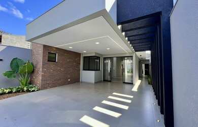 Imagem: A casa possui 3 Dormitórios, 1 Suíte, 3 Banheiros, 2 Vagas