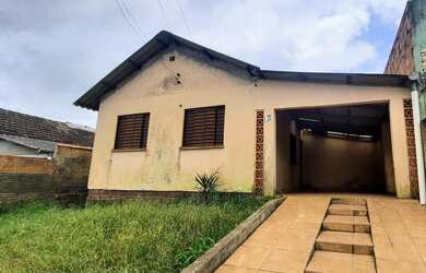 Imagem: A casa possui 3 Dormitórios, 2 Banheiros, 1 Vaga na garagem