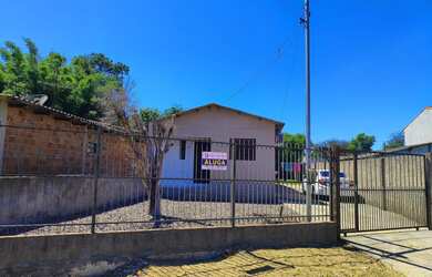 Imagem: A casa possui 3 Dormitórios, 1 Banheiro, 3 Vagas na garagem