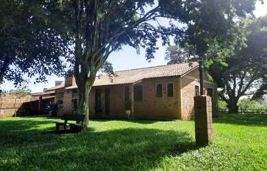 Imagem: A fazenda possui 2 Dormitórios, 1 Suíte, 3 Banheiros, 2 Vagas