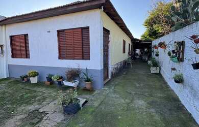 Imagem: A casa possui 4 Dormitórios, 2 Banheiros, 333m² de Área Privada