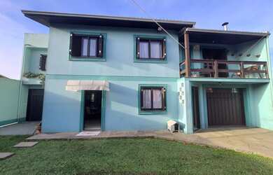 Imagem: A casa possui 3 Dormitórios, 1 Suíte, 2 Banheiros, 2 Vagas