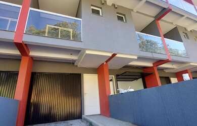 Imagem: A casa e possui 2 Dormitórios, 1 Suíte, 3 Banheiros, 2 Vagas