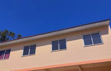 Imagem: A casa possui 2 Dormitórios, 2 Banheiros, 2 Vagas na garagem