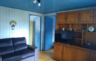 Imagem: A casa possui 3 Dormitórios, 2 Banheiros, 2 Vagas na garagem