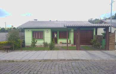 Imagem: A casa possui 2 Dormitórios, 1 Banheiro, 2 Vagas na garagem