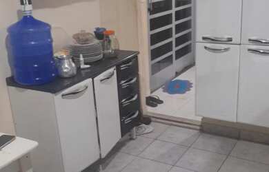 Imagem: A casa possui 3 Dormitórios, 1 Banheiro, 2 Vagas na garagem