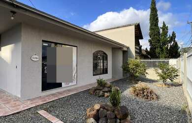 Imagem: A casa possui 3 Dormitórios, 1 Suíte, 2 Banheiros, 3 Vagas