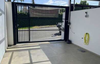 Imagem: A casa possui 3 Dormitórios, 1 Suíte, 3 Banheiros, 1 Vaga