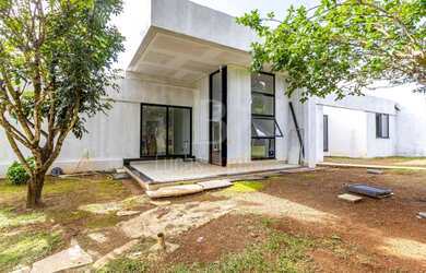 Imagem: A casa em condomínio possui 4 Dormitórios, 4 Suítes, 7 Banheiros