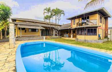 Imagem: A casa possui 3 Dormitórios, 1 Suíte, 5 Banheiros, 4 Vagas