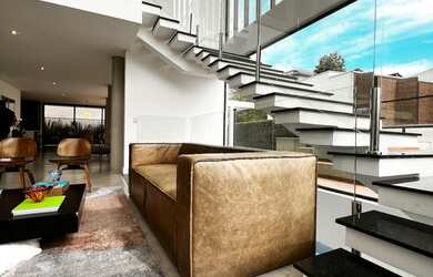 Imagem: A casa em condomínio possui 4 Dormitórios, 4 Suítes, 6 Banheiros