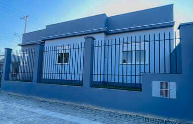 Imagem: A casa possui 3 Dormitórios, 1 Suíte, 2 Banheiros, 2 Vagas