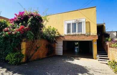 Imagem: A casa possui 3 Dormitórios, 1 Suíte, 3 Banheiros, 5 Vagas