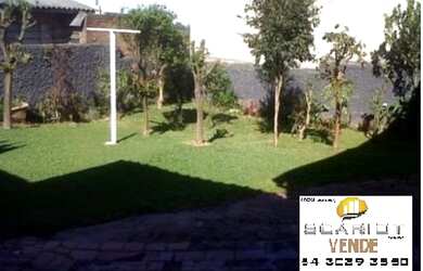 Imagem: A casa possui 3 Dormitórios, 2 Banheiros, 2 Vagas na garagem