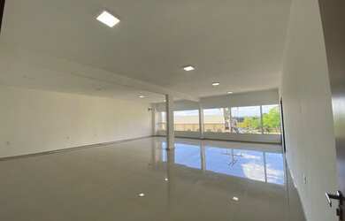 Imagem: A sala comercial possui 1 Banheiro, 2 Vagas na garagem, 100m²