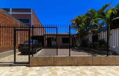 Imagem: A casa possui 4 Dormitórios, 3 Banheiros, 4 Vagas na garagem