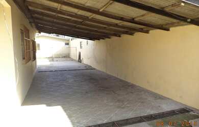 Imagem: A casa possui 4 Dormitórios, 2 Banheiros, 3 Vagas na garagem