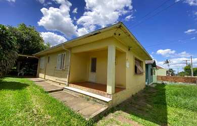 Imagem: A casa possui 2 Dormitórios, 1 Banheiro, 2 Vagas na garagem