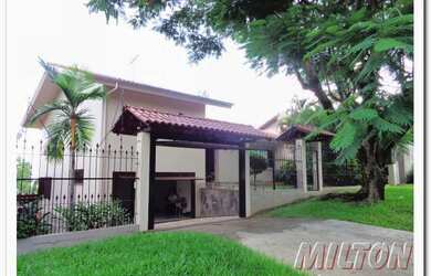 Imagem: A casa possui 3 Dormitórios, 1 Suíte, 2 Banheiros, 2 Vagas