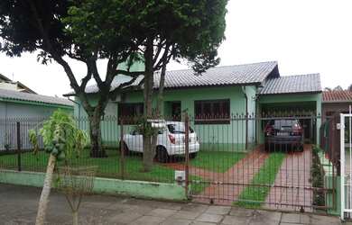 Imagem: A casa possui 3 Dormitórios, 2 Banheiros, 2 Vagas na garagem