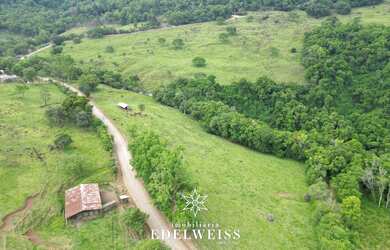 Imagem: O terreno à venda possui e está localizado em Linha Caloni