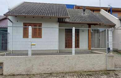 Imagem: A casa possui 2 Dormitórios, 1 Banheiro, 333m² de Área Privada