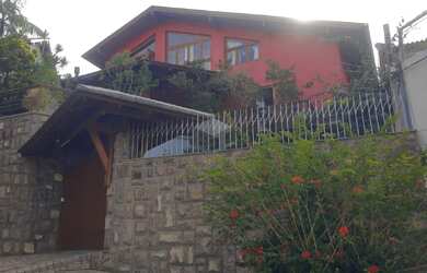 Imagem: A casa possui 4 Dormitórios, 1 Suíte, 4 Banheiros, 2 Vagas