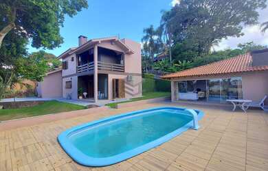 Imagem: A casa possui 3 Dormitórios, 1 Suíte, 4 Banheiros, 2 Vagas