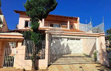 Imagem: A casa possui 5 Dormitórios, 5 Suítes, 6 Banheiros, 2 Vagas