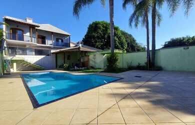 Imagem: A casa possui 4 Dormitórios, 1 Suíte, 5 Banheiros, 3 Vagas