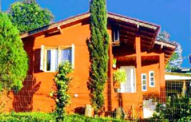 Imagem: A casa possui 2 Dormitórios, 1 Suíte, 2 Banheiros, 2 Vagas